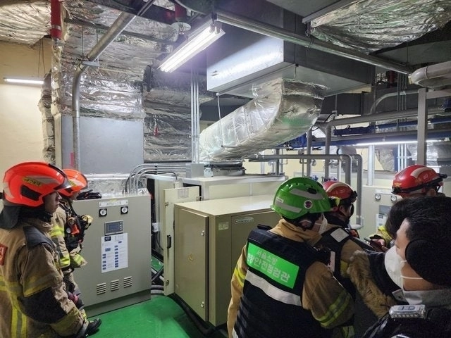 23일 새벽 화재가 발생한 서울 종로구 국립고궁박물관에 출동한 소방대원들. 2026.1.23 국가유산청 제공