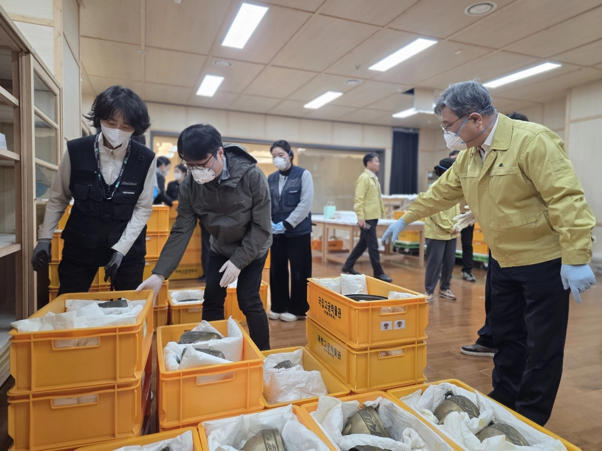 허민 국가유산청장이 23일 오전 서울 종로구 국립고궁박물관 수장고를 방문해 새벽에 발생한 화재로 인한 박물관 중요 유물들의 소산작업을 지휘하고 있다. 2026.1.23 국가유산청 제공