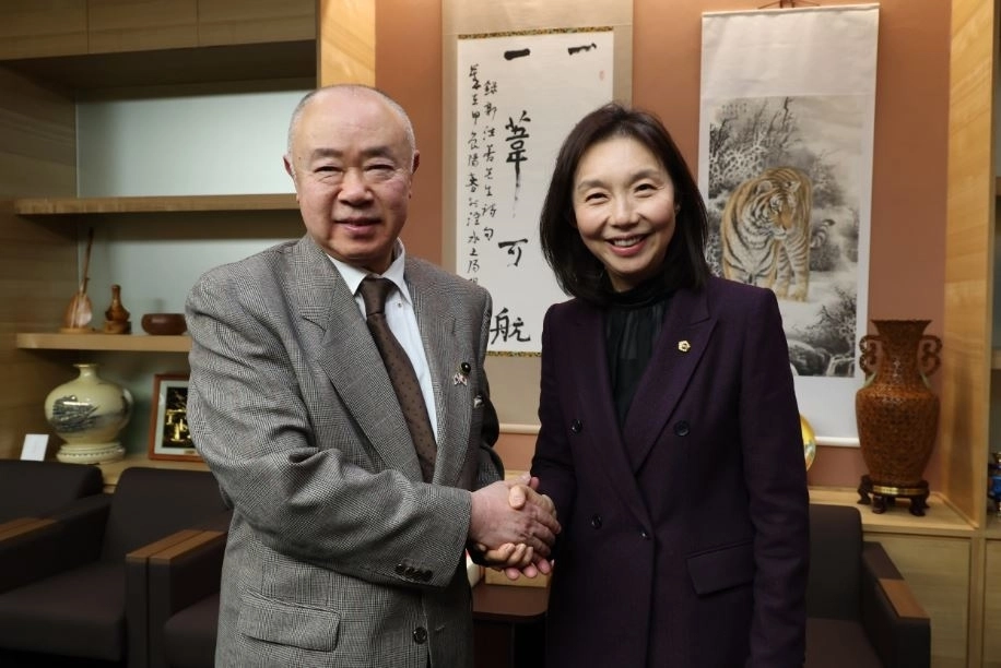 이토 조이치 홋카이도의장과 악수하는 최호정 의장