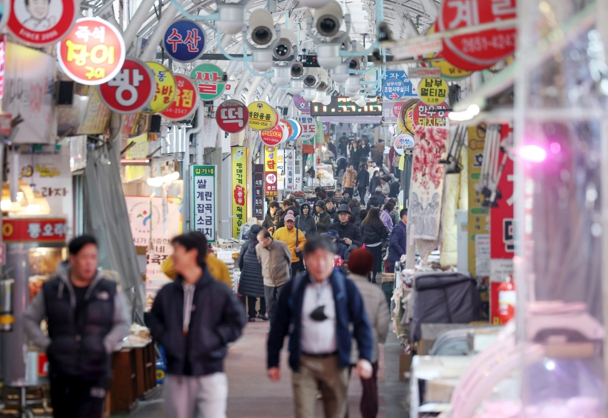 25일 서울 시내의 한 전통시장이 시민들로 붐비고 있다. 2025.11.25. 뉴시스