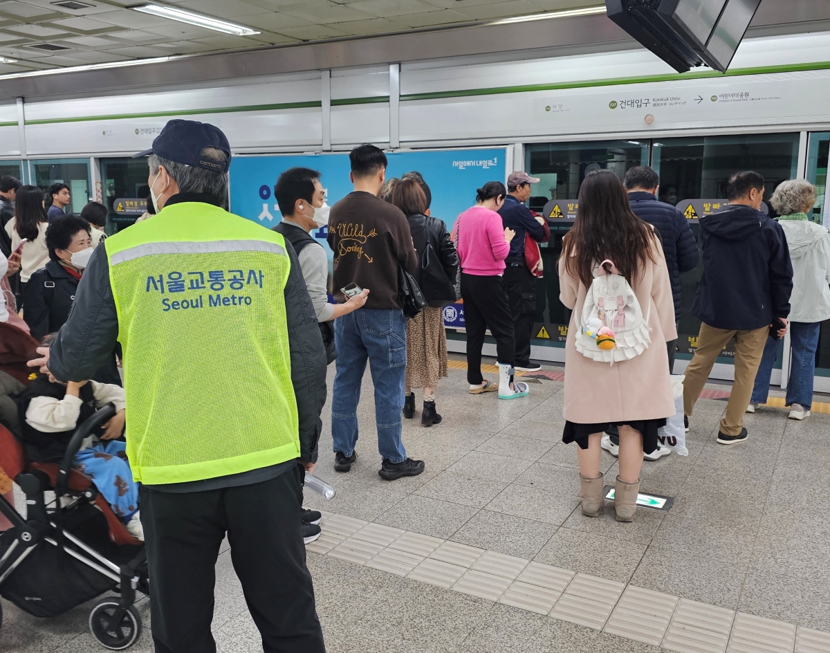 지하철 안전도우미가 퇴근시간대 승객 안내를 하고 있다. 서울교통공사 제공