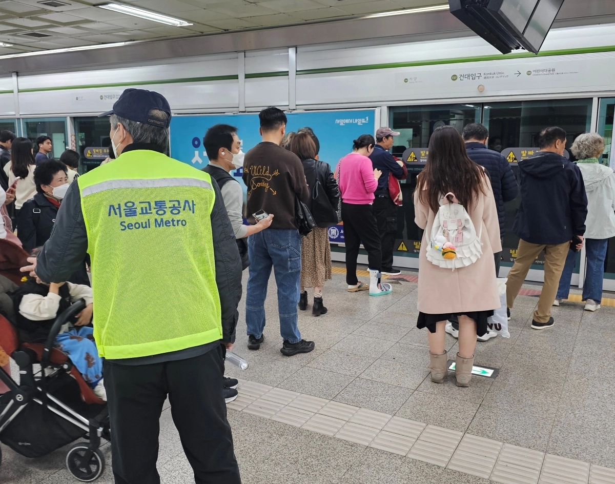 지하철 안전도우미가 퇴근시간대 승객 안내를 하고 있다. 서울교통공사 제공