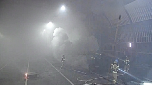 출동한 소방관들이 차량 화재를 진압하고 있다.