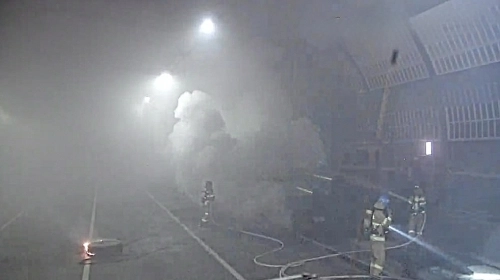 출동한 소방관들이 차량 화재를 진압하고 있다.