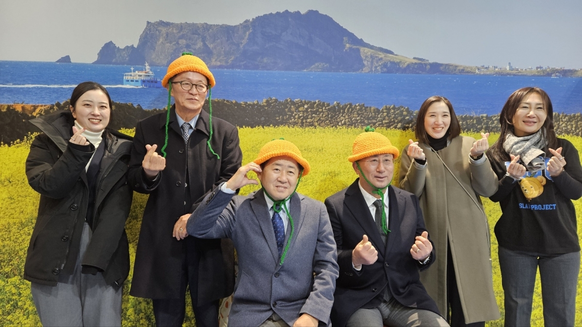 오영훈(왼쪽 세번째) 제주지사와 고승철(왼쪽 두번째) 제주관광공사, 강동훈(왼쪽 네번째) 제주도관광협회장은 22일 일본 후쿠오카 텐진 라이온 광장에서 열린 ‘더 제주 포시즌 인 후쿠오카’ 팝업스토어를 찾아 제주 관광 홍보를 펼쳤다. 제주관광공사 제공