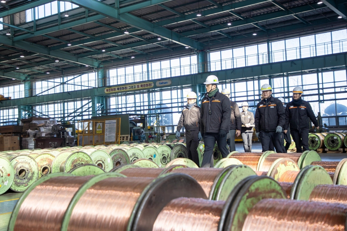 김대헌(왼쪽 두번째) 호반그룹 기획총괄사장이 지난 22일 충남 당진 대한전선 당진 케이블공장을 찾아 설비 운영 현황을 점검하며 생산 공정을 살펴보고 있다. 호반그룹 제공