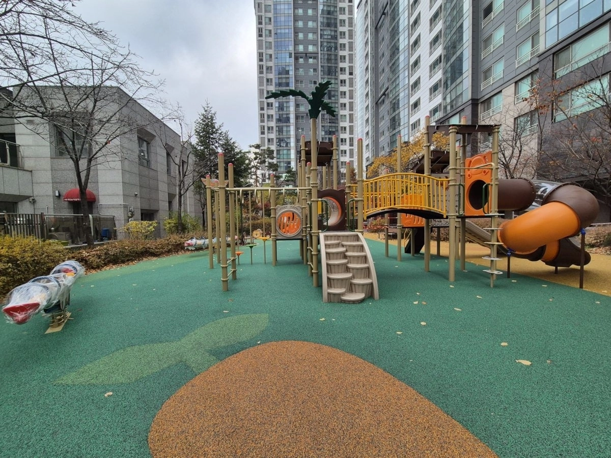 송파구 지원사업을 통해 보수된 래미안송파파인탑 아파트 어린이놀이터 송파구 제공