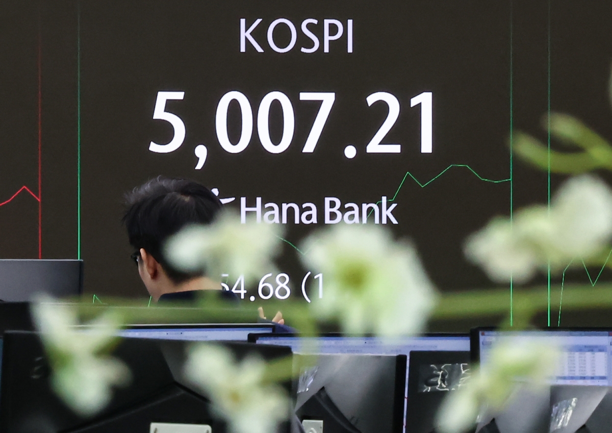 23일 서울 중구 하나은행 딜링룸 전광판에 코스피 시황이 표시되고 있다. 이날 코스피는 전 거래일 대비 31.55p(0.64%) 오른 4952.53, 코스닥은에 6.80p(0.70%) 상승한 977.15에 거래를 시작했다. 2026.1.23. 뉴스1