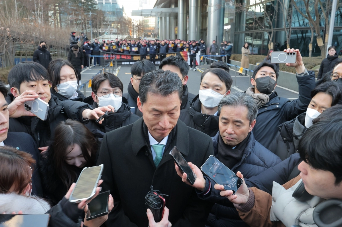 새로 선임된 장민영 기업은행장이 23일 서울 중구 IBK 기업은행 본점으로 출근하던 중 기업은행 노조원들의 저지로 발길을 돌리고 있다. 2026.1.23. 연합뉴스