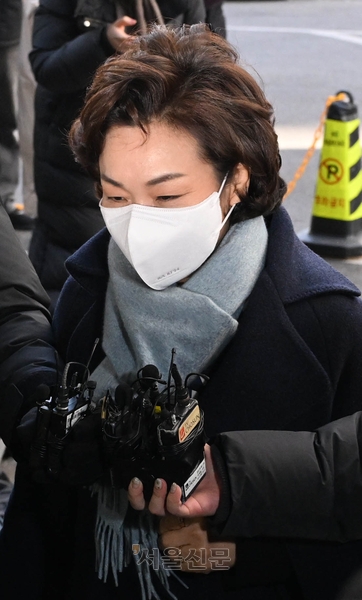 법인카드 유용 의혹을 받는 무소속 김병기 의원의 아내 이모씨가 22일 조사를 받기 위해 서울 마포구 서울경찰청 공공범죄수사대로 출석하고 있다. 홍윤기 기자