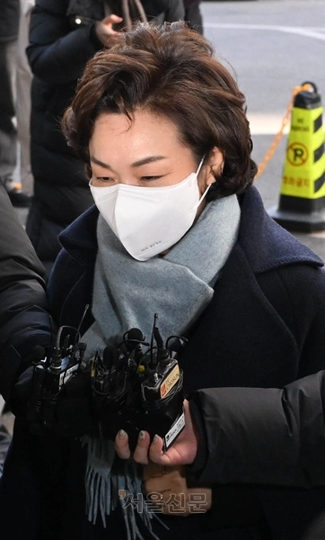 법인카드 유용 의혹을 받는 무소속 김병기 의원의 아내 이모씨가 22일 조사를 받기 위해 서울 마포구 서울경찰청 공공범죄수사대로 출석하고 있다. 홍윤기 기자