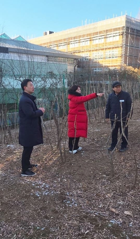 박성연 서울시의원(가운데)이 김경호 광진구청장(오른쪽), 신진호 구의원(왼쪽)과 함께 공공공지 활용을 통한 생활체육시설 조성 방안에 대해 현장에서 의견을 나누고 있다.
