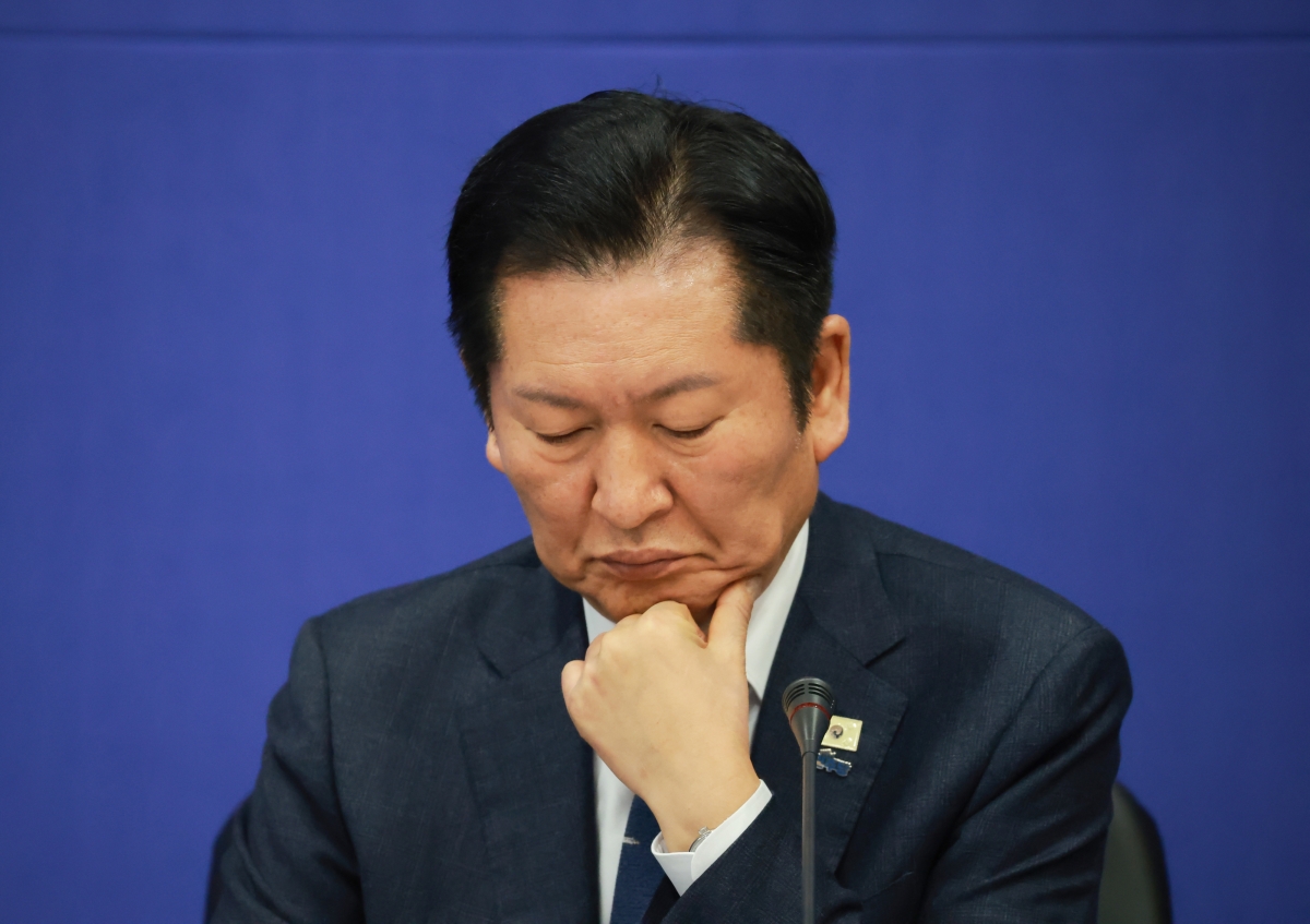 정청래 더불어민주당 대표가 23일 충북 진천 국가대표선수촌에서 열린 현장 최고위원회의에서 박지원 최고위원의 조국혁신당과의 합당 추진을 우려하는 발언을 듣고 있다. 연합뉴스