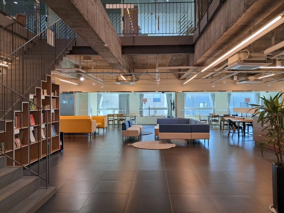 제주시 어나더 오피스로 이용되고 있는 제주소통협력센터 전경. 제주도 제공