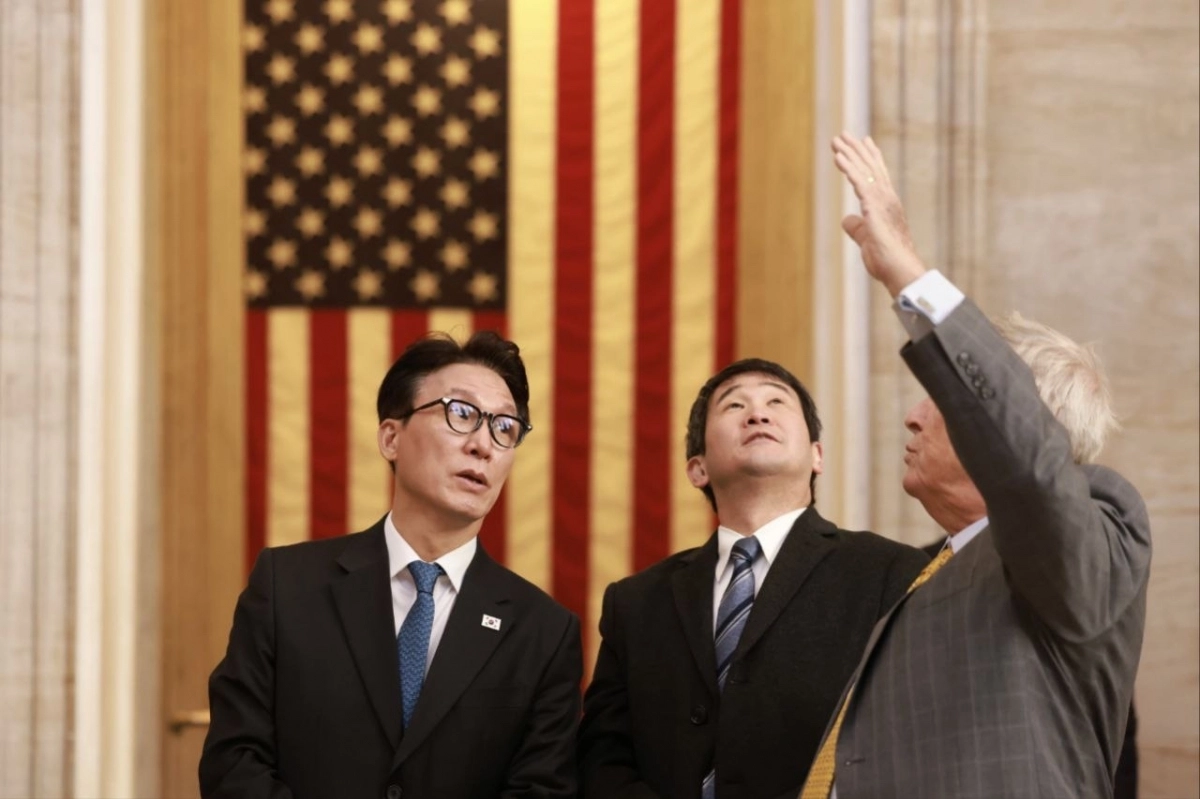 김민석 국무총리가 22일(현지시간) 미국 의사당을 방문, 하원 주요 인사들과 인사를과 대화하고 있다. 2026.1.23. 국무총리실 제공