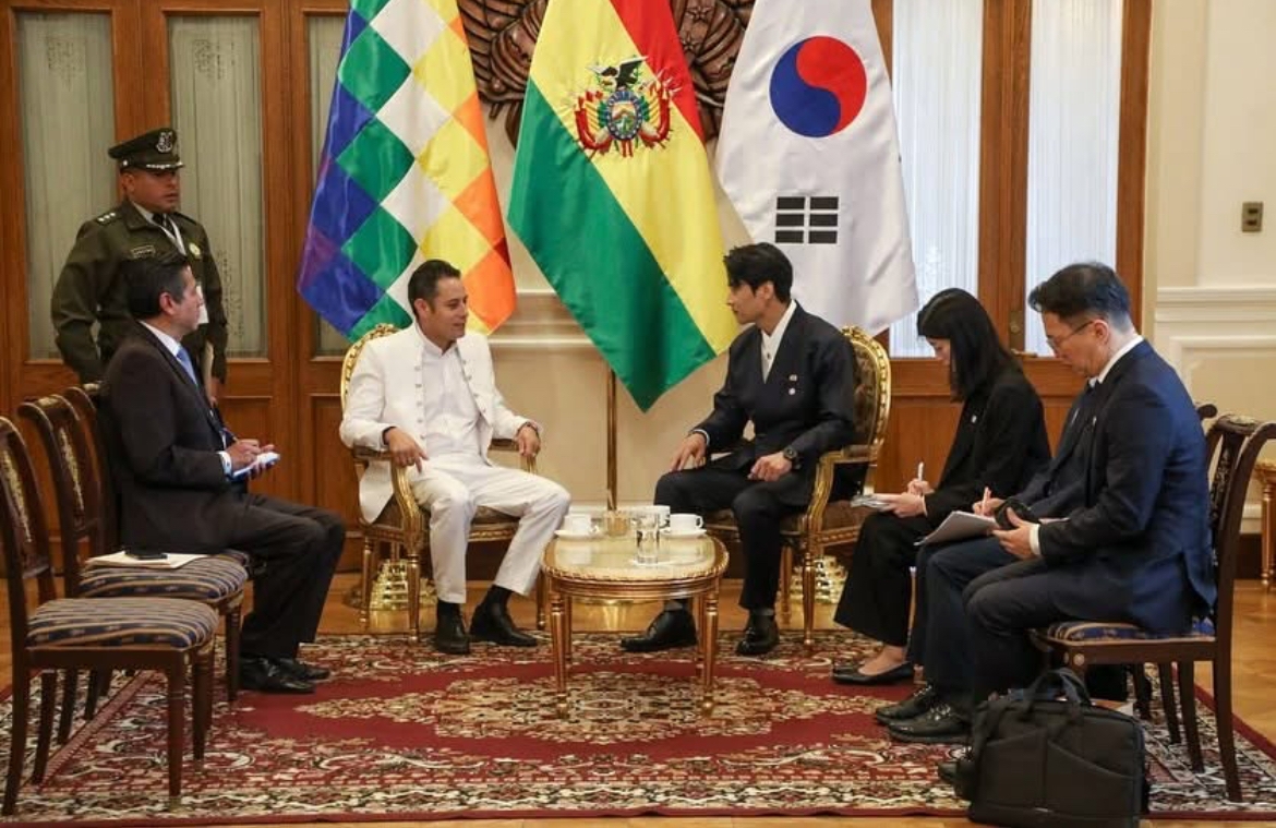 이재명 대통령의 경축 특사 자격으로 지난해 11월 볼리비아를 찾은 한준호(오른쪽 세 번째) 더불어민주당 의원이 에드만 라라(네 번째) 신임 부통령과 면담하고 있다. 한준호 의원 페이스북 캡처