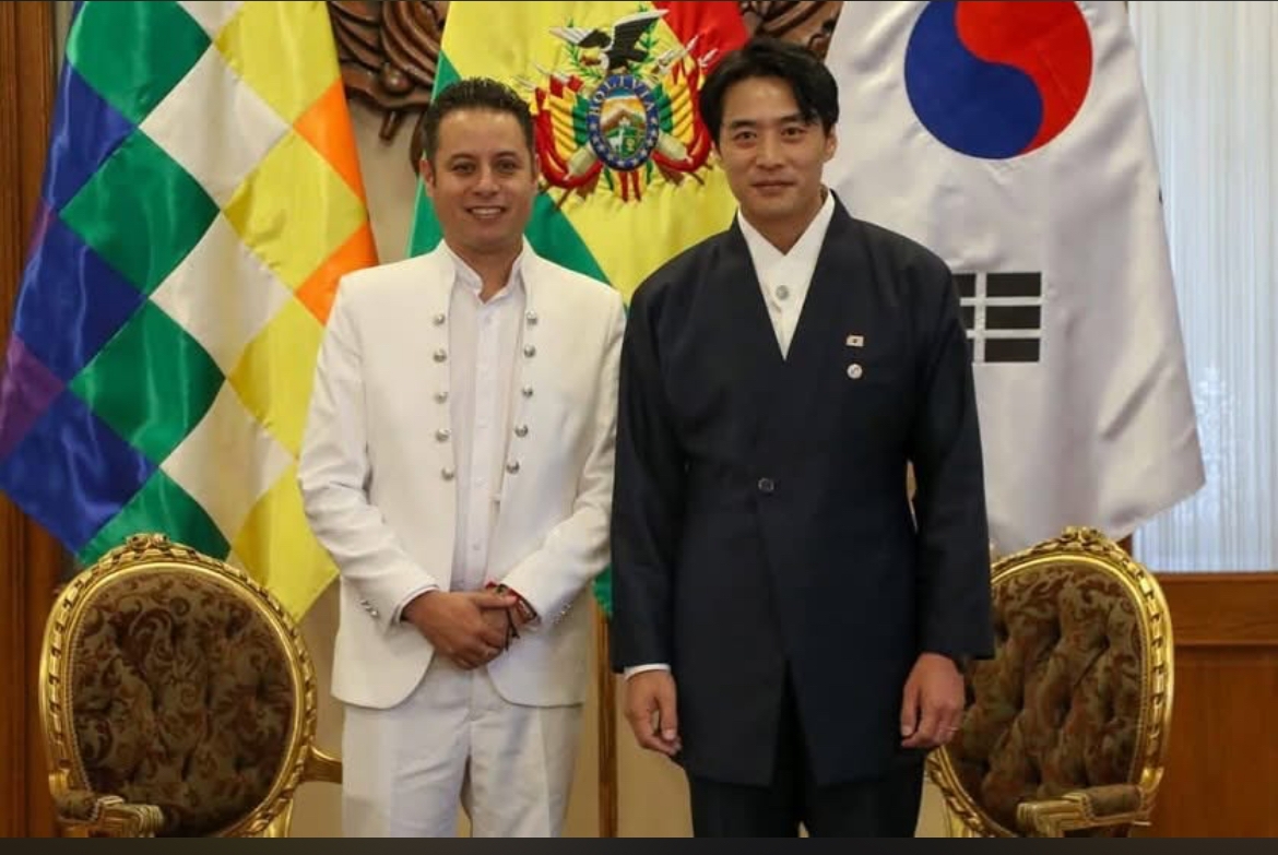 한준호(오른쪽) 더불어민주당 의원이 지난해 11월 에드만 라라 신임 볼리비아 부통령과의 면담에서 양국 경제 교류 확대 차원에서 비자 면제 필요성을 설득한 뒤 기념촬영을 하고 있다. 한준호 의원 페이스북 캡처