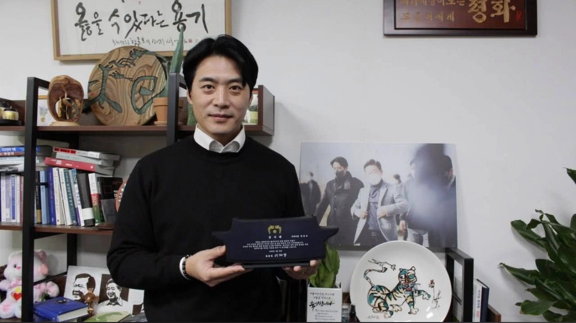 이재명 대통령의 ‘1호 감사패’를 받은 한준호 더불어민주당 의원이 감사패를 손에 들고 기념사진을 찍고 있다. 한준호 의원 페이스북 캡처
