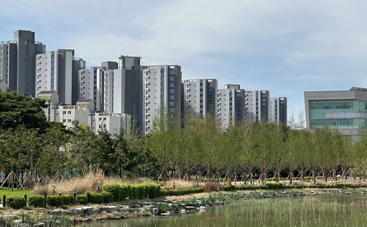 호반산업이 충청남도와 협약해 충남 내포신도시 홍예공원에 탄소저감 효과가 큰 나무를 심어 조성한 ‘도민참여숲’ 전경. 호반산업 제공