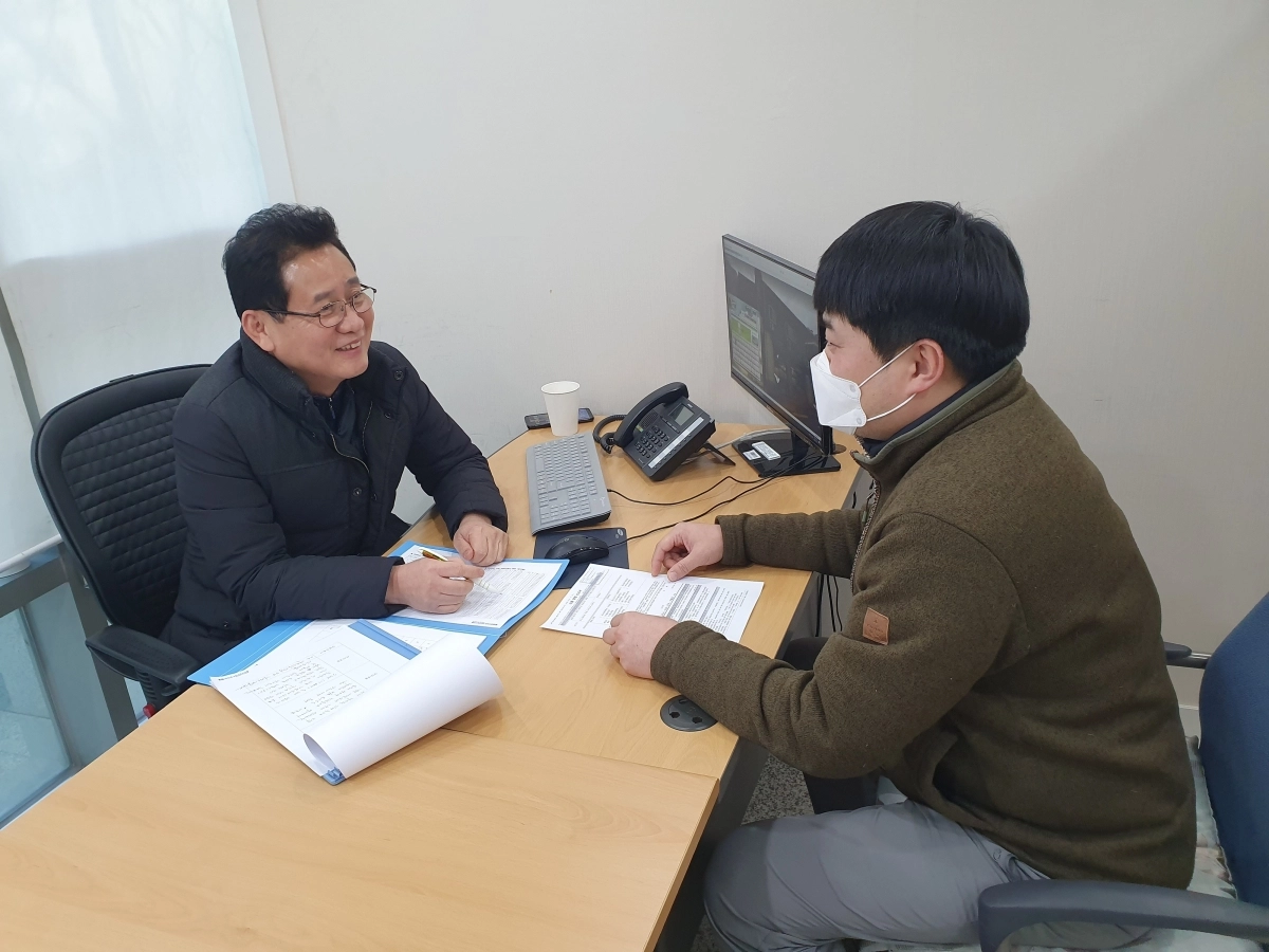 성동구청 1층 ‘건축법률 상담실’에서 한 구민이 건축사와 상담하고 있는 모습. 성동구 제공