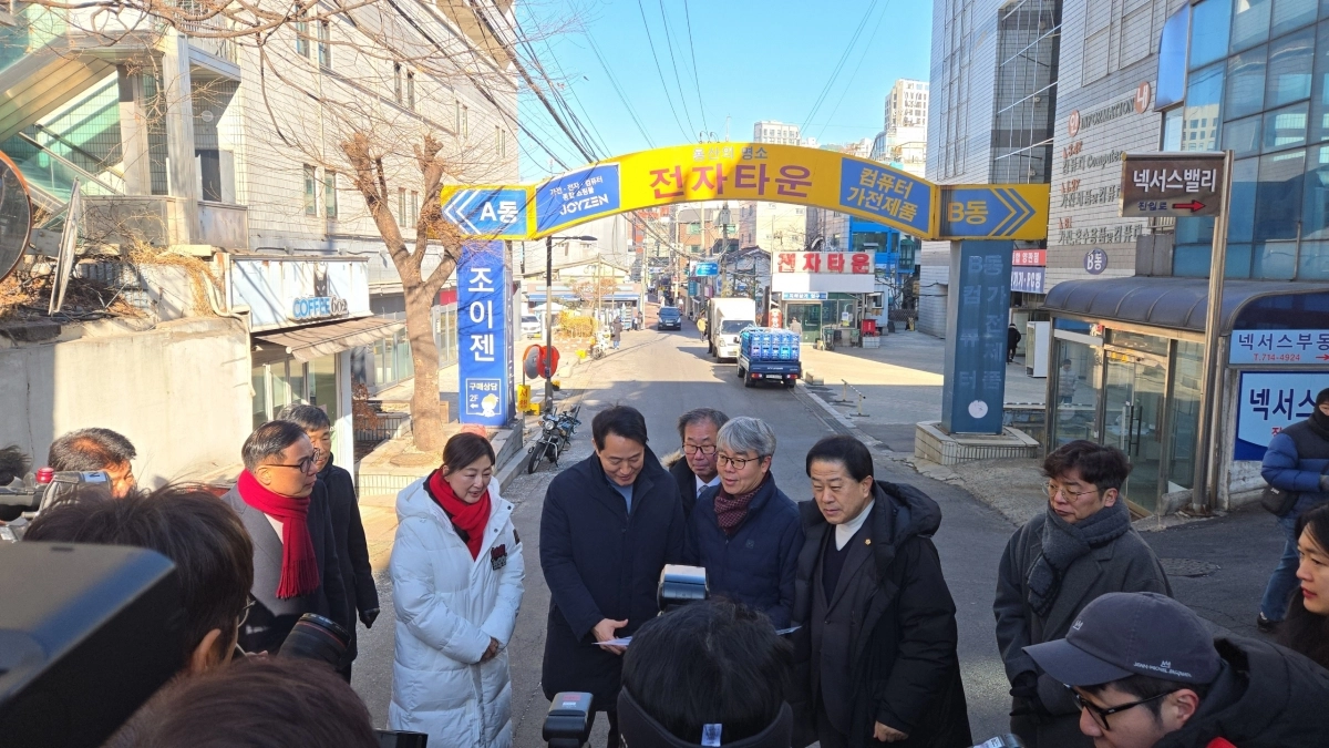 지난 22일 재개발이 추진 중인 용산전자상가 나진·선인상가를 방문한 오세훈 시장, 김용호 서울시의원 등이 서울시 도시공간본부장으로부터 용산전자타운 개발현황에 대해 설명을 듣고 있다.