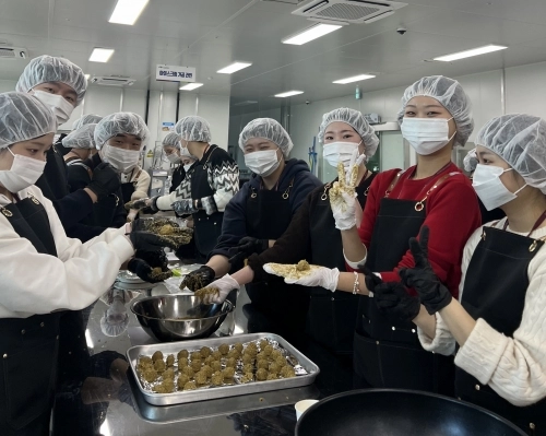 한국식품산업클러스터진흥원 임직원과 현장실습생들은 청년식품창업센터에서 두바이 쫀득 쿠키 를 만들고 있다. 식품진흥원 제공