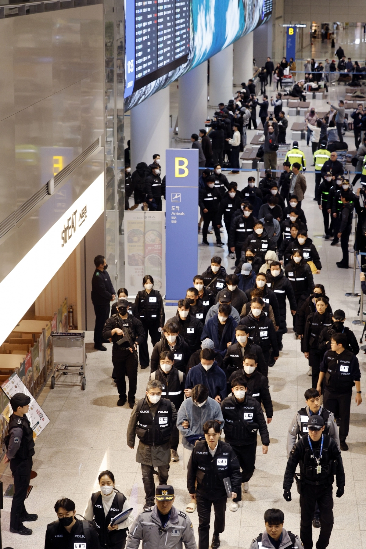 캄보디아를 거점으로 대규모 스캠 범죄를 저지른 한국 국적 피의자 73명이 23일 오전 인천국제공항 2터미널을 통해 강제 송환되고 있다. 뉴스1