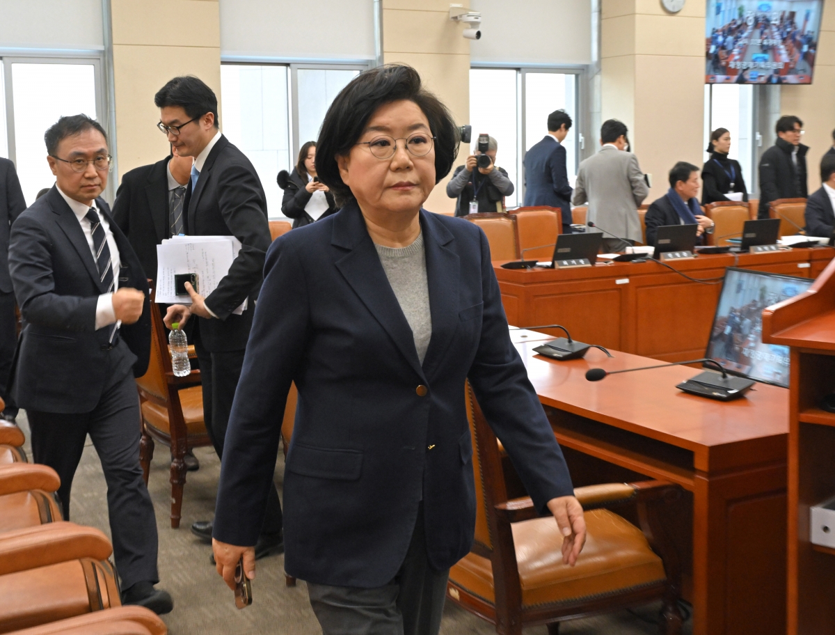 오전 질의 마치고 청문회장 나서는 이혜훈 후보자     (서울=연합뉴스) 이동해 기자 = 이혜훈 기획예산처 장관 후보자가 23일 국회 재정경제기획위원회에서 열린 인사청문회에서 오전 질의를 마치고 청문회장을 나서고 있다. 2026.1.23 [공동취재]     eastsea@yna.co.kr