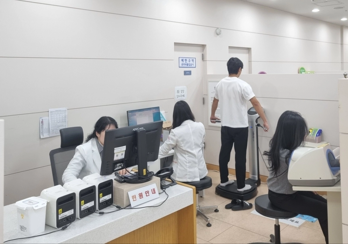 서울 마포구의 마포건강관리센터에서 한 구민이 대사증후군 검사를 받고 있다. 마포구 제공
