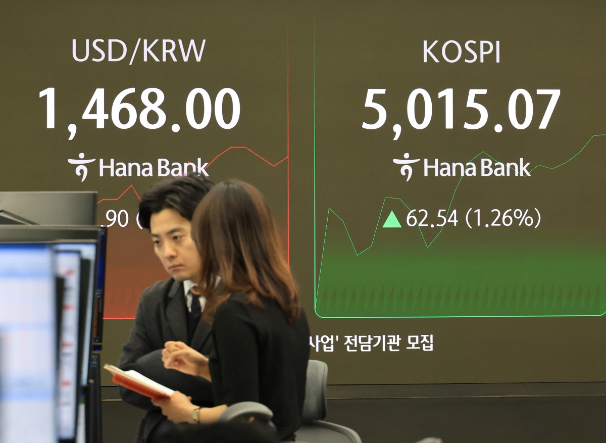 21일 서울 중구 하나은행 본점에서 직원들이 증시와 환율을 모니터하고 있다. 이날 코스피는 상승 출발해 장 초반 5천포인트를 넘어서는 등 등·하락을 반복하고 있다. 2026.1.23. 연합뉴스