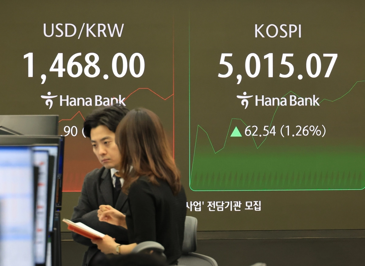 21일 서울 중구 하나은행 본점에서 직원들이 증시와 환율을 모니터하고 있다. 이날 코스피는 상승 출발해 장 초반 5천포인트를 넘어서는 등 등·하락을 반복하고 있다. 2026.1.23. 연합뉴스
