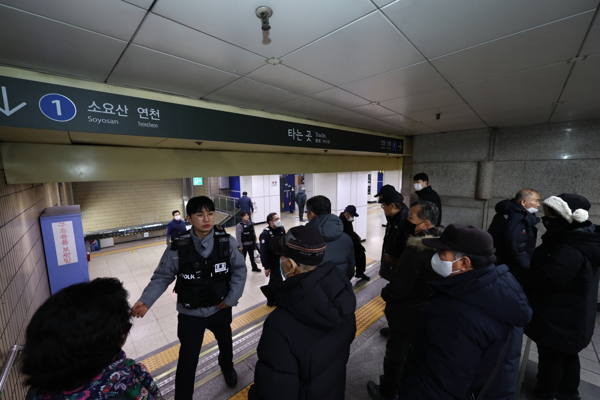 종로3가역 화재 발생, 승객 진입 통제하는 경찰