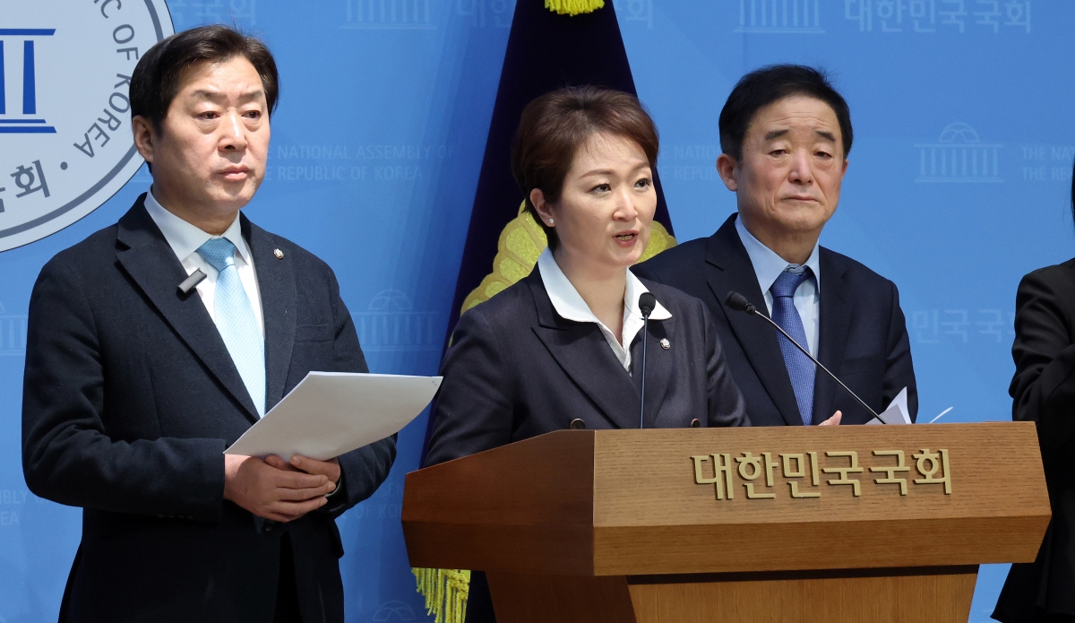 친명계로 분류되는 더불어민주당 이언주·황명선·강득구 최고위원이 23일 국회 소통관에서 정청래 대표의 조국혁신당 합당 제안과 관련해 입장을 밝히고 있다. 연합뉴스