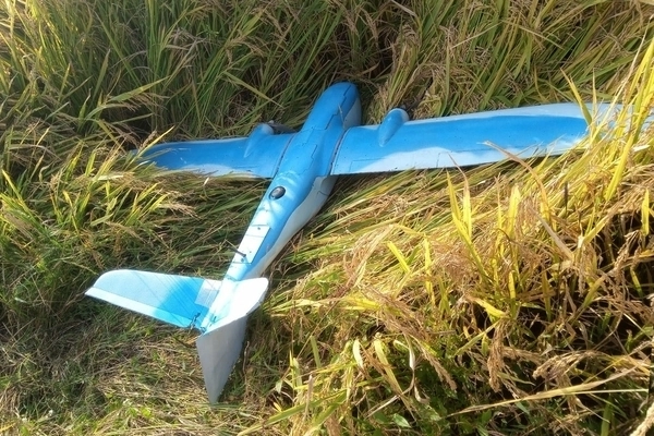 23일 TF에 따르면 군경합동조사 TF는 북한에 무인기를 보낸 의혹을 받는 민간인 피의자 3명을 출국금지 조치했다. 사진은 북한이 주장한 개성시 장풍군에 추락된 한국 무인기의 모습. 평양 조선중앙통신 연합뉴스