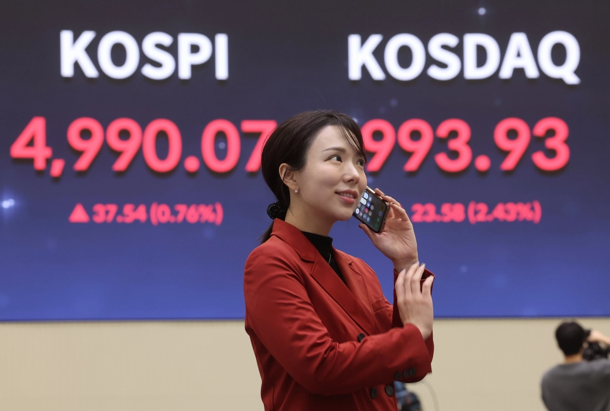코스피가 4,990대에서 장을 마친 23일 서울 영등포구 한국거래소 홍보관 현황판에 코스피 지수 등이 표시돼 있다. 이날 코스피는 전장보다 37.54포인트(0.76%) 오른 4,990.07에 장을 마치며 전날 기록한 종가 기준 최고치를 재차 경신했다. 코스닥지수는 전장보다 23.58포인트(2.43%) 오른 993.93에 장을 마치며 지난 2022년 1월 7일(995.16) 이후 4년여 만에 최고치를 기록했다. 2026.1.23. 연합뉴스