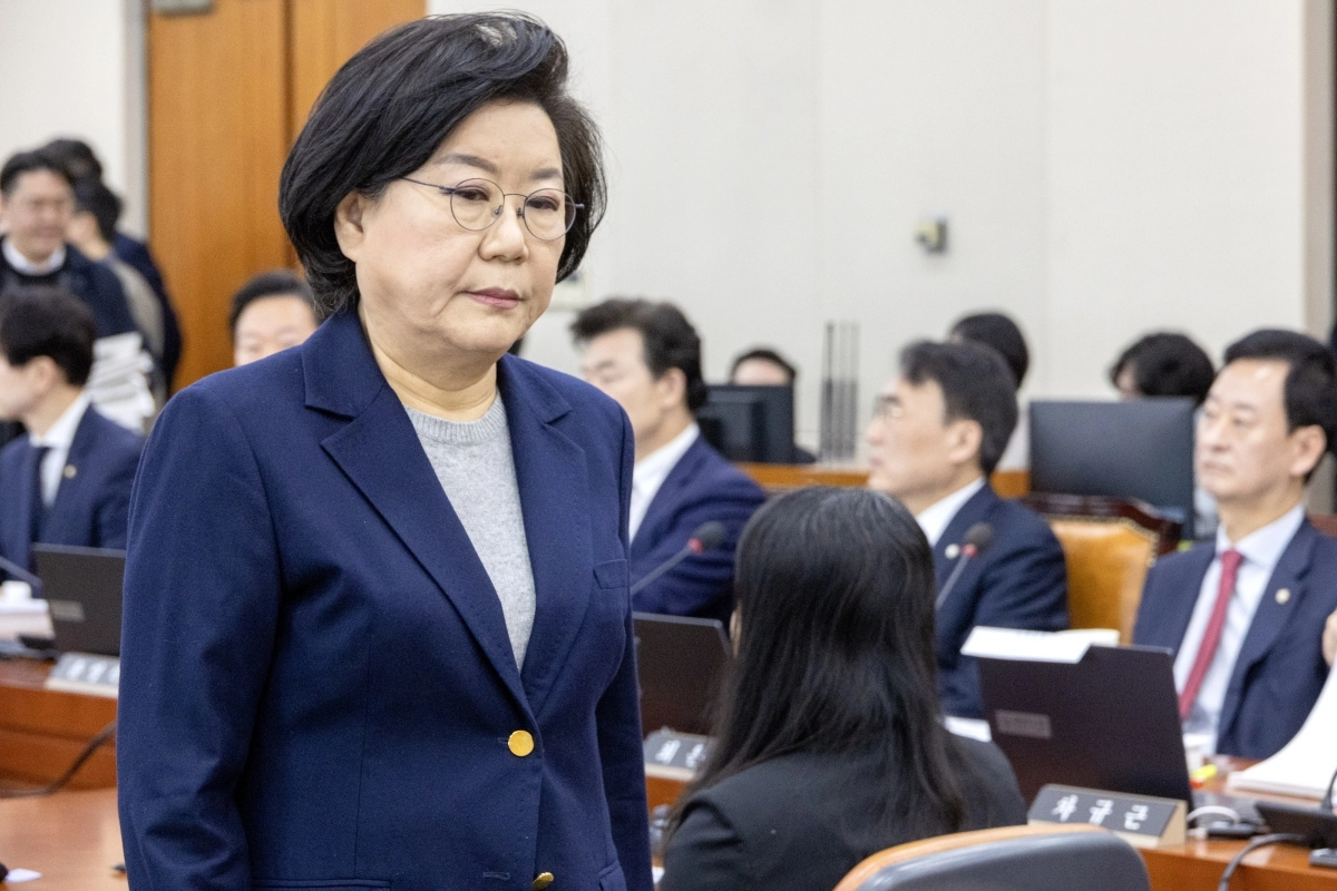 이혜훈 기획예산처 장관 후보자가 23일 국회 재정경제기획위원회에서 열린 인사청문회에서 임이자 위원장에게 선서문을 전달한 뒤 자리로 이동하고 있다. 연합뉴스