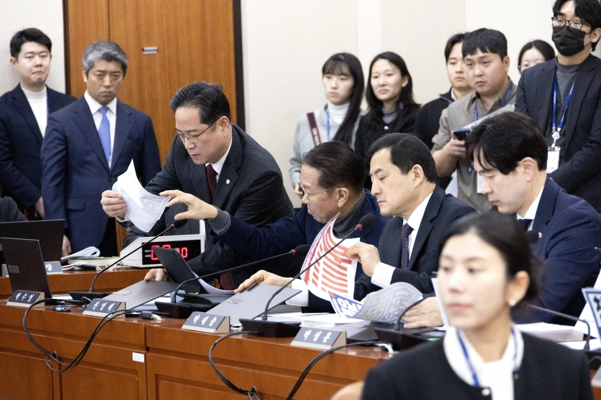 23일 국회 재정경제기획위원회에서 열린 이혜훈 기획예산처 장관 후보자에 대한 인사청문회에서 박수영 간사를 비롯한 국민의힘 의원들이 이 후보자 관련 손팻말을 떼고 있다. 연합뉴스