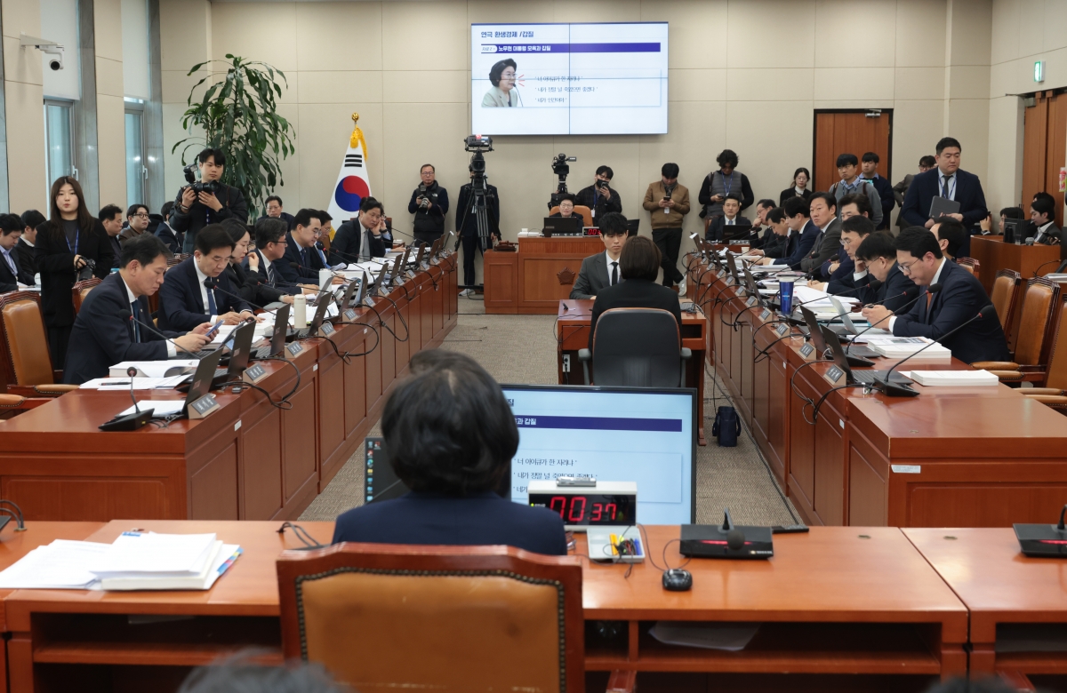 이혜훈 기획예산처 장관 후보자가 23일 국회 재정경제기획위원회에서 열린 인사청문회에서 의원들의 질의를 경청하고 있다. 연합뉴스