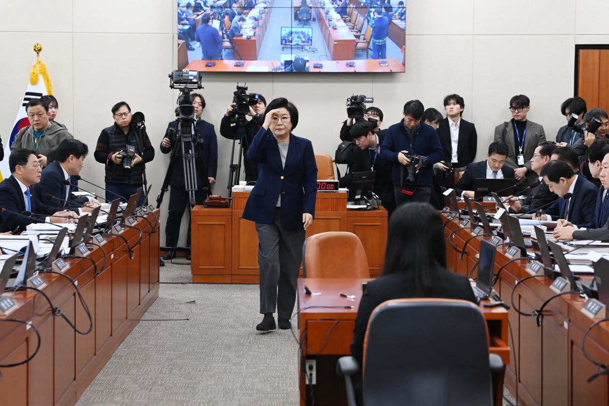 자리로 돌아가는 이혜훈 후보자