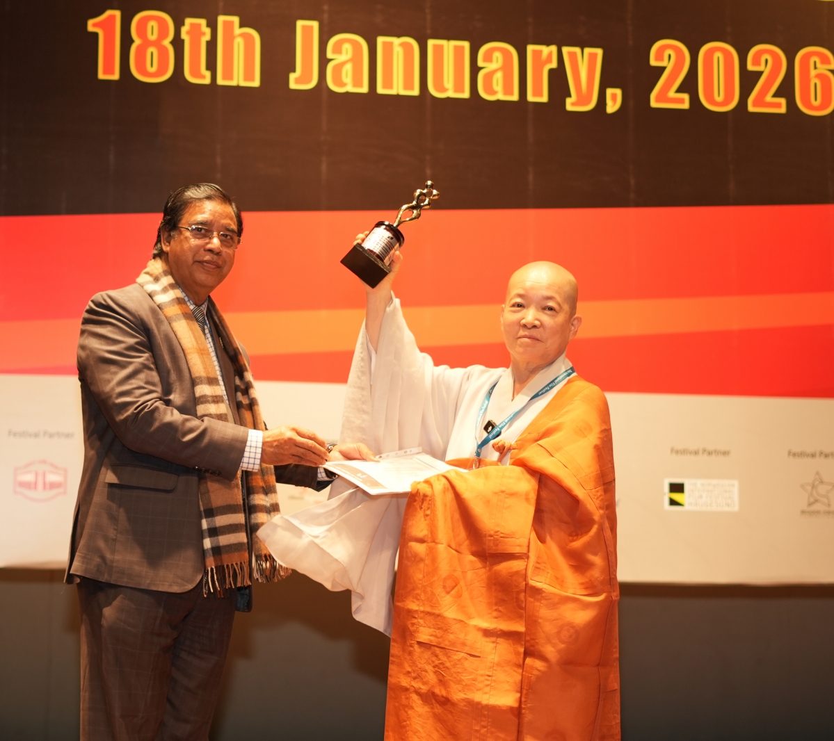 대해 스님(오른쪽)이 다카국제영화제에서 작품상을 받는 모습. 영화로세상을아름답게 제공.