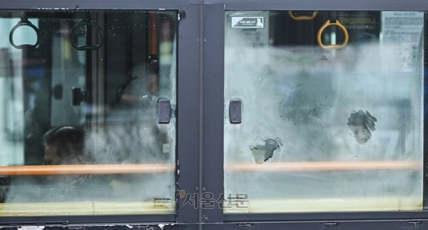 한파가 이어지고 있는 지난 22일 서울 종로구 세종대로 사거리를 주행 중인 버스 창문에 김이 서려 있다. 이지훈 기자