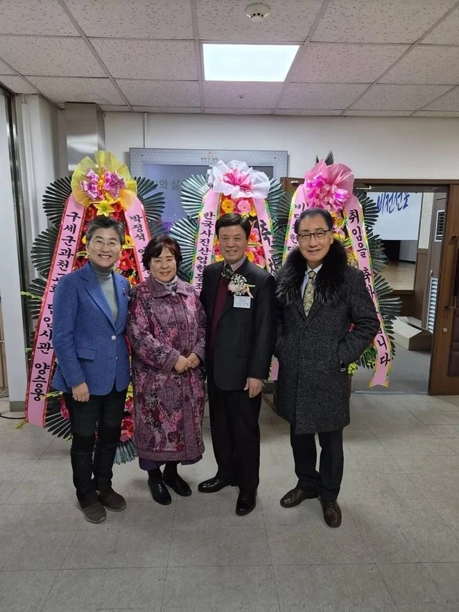 참석자들과 기념촬영을 하는 유정희 의원(왼쪽에서 첫 번째)
