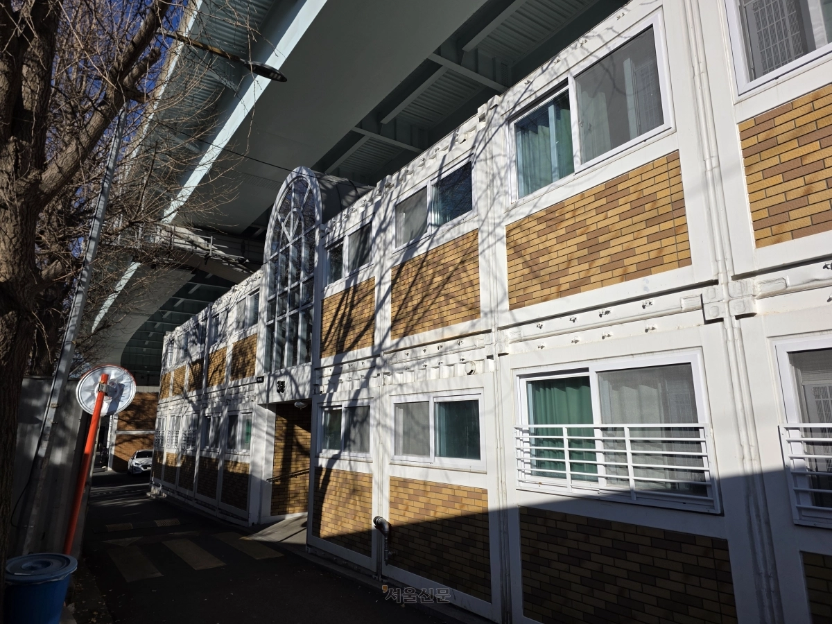 지난 23일 서울 영등포구 쪽방촌 인근에 위치한 임시거주시설 3동의 전경. 김임훈 기자