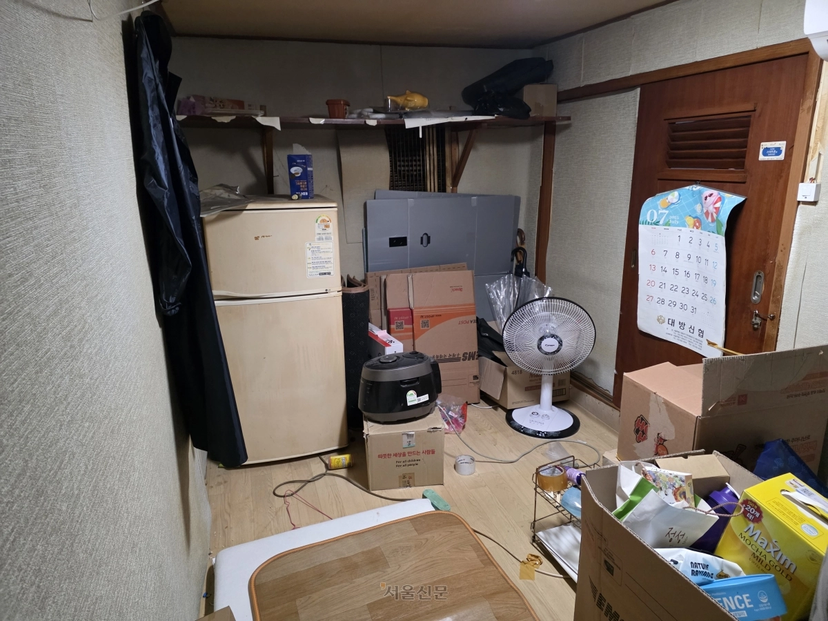 지난 21일 서울 영등포구 쪽방촌에 위치한 조성현(56)씨의 쪽방의 모습. 조씨는 “벽에 보온 벽지를 덧댔지만 한기를 막기는 역부족”이라고 토로했다. 김임훈 기자