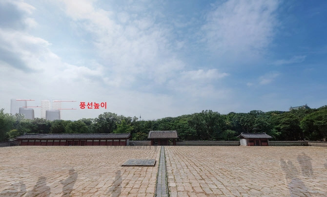 서울시가 종묘 정전 상월대 중간 지점에서 세운4구역 재개발로 지어질 고층 건물과 똑같은 높이의 애드벌룬을 촬영한 사진과 건물 경관 예상도를 겹친 이미지.  국민의힘 서울시당 제공