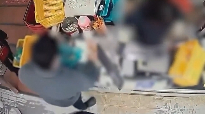 ‘창원모텔 중학생 흉기살해’ 사건 피의자가 범행 전 모텔 인근 마트에서 음식류와 흉기를 사고 있다. 2025.12.4 경남경찰청 제공