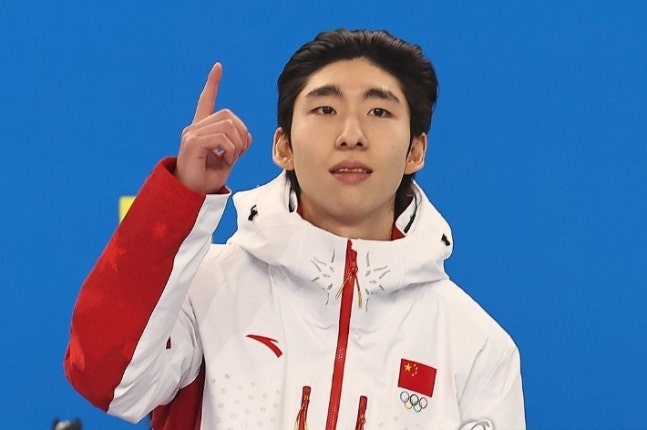 2025 하얼빈 동계아시안게임 쇼트트랙 남자 500m 시상식에서 금메달을 따낸 린샤오쥔(한국명 임효준)이 시상대에 오르며 손가락으로 숫자 1 세리머니를 펼치고 있다. 2025.2.8 연합뉴스