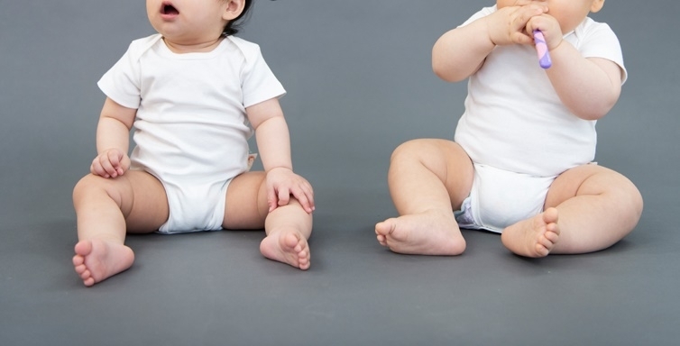 쌍둥이 아기 자료사진. 아이클릭아트