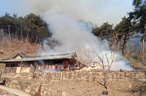24일 오전 10시 25분쯤 경북 영주시 풍기읍 금계리 경북도 유형문화재인 고택에서 불이났다. 경북소방본부 제공