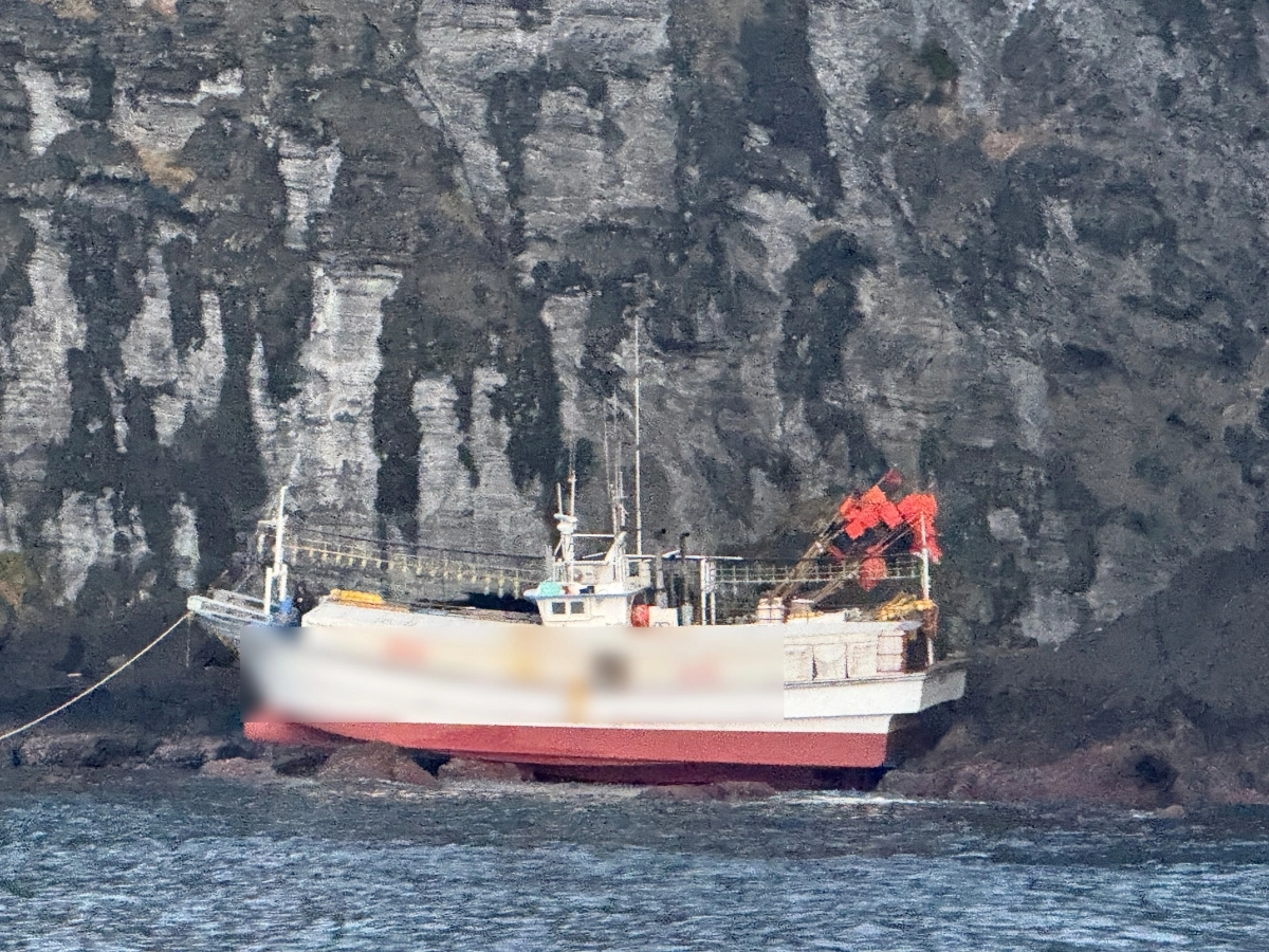 성산읍 성산일출봉 남동쪽 연안에서 9.77t급 성산선적 연안복합 어선 A호 좌초된 모습. 서귀포해양경찰서 제공